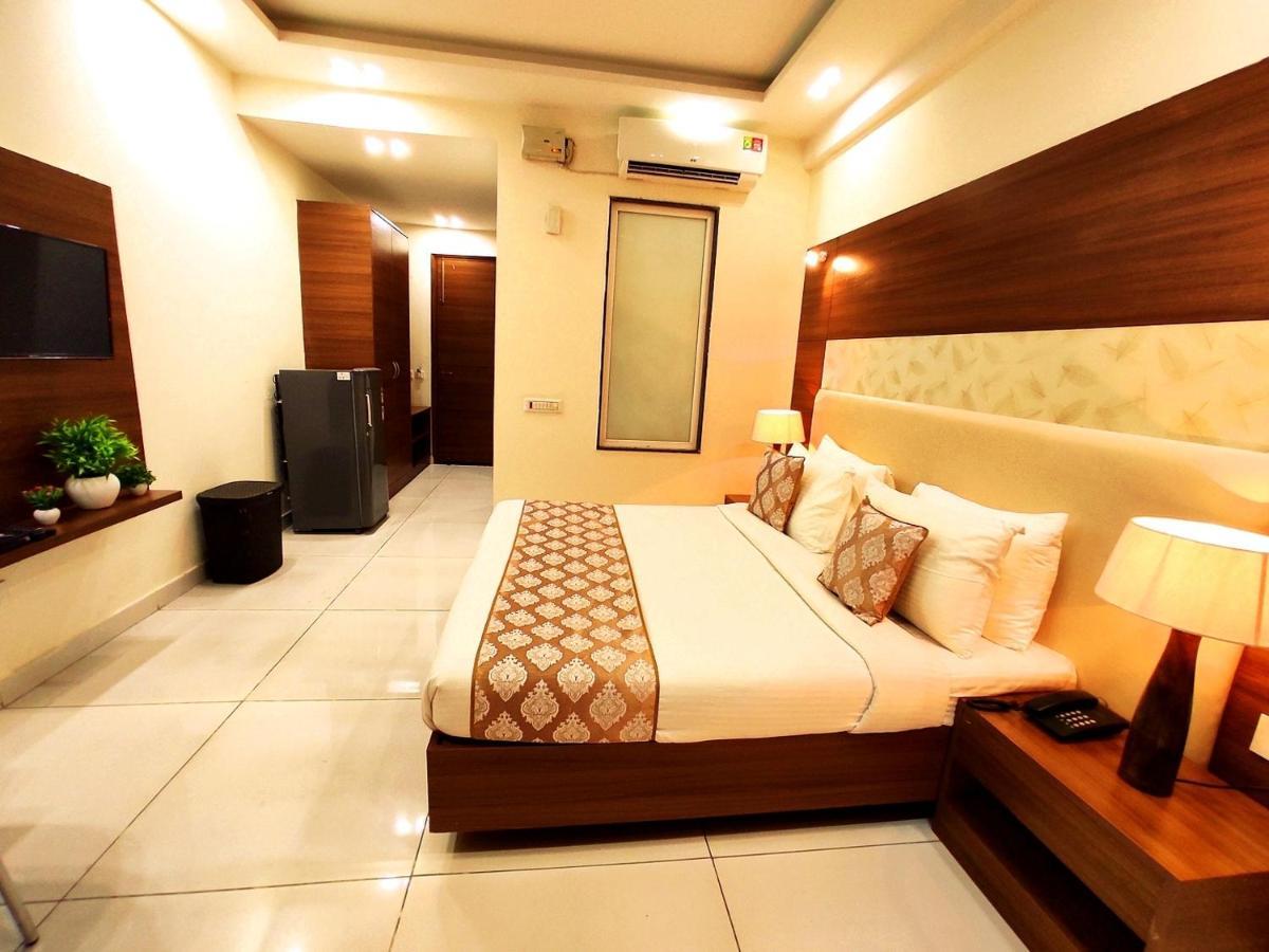 Hotel When In Gurgaon - Opposite To Artemis Hospital Exterior photo